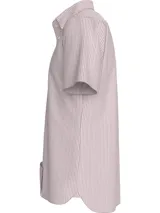 Camisa de manga corta con cuello abotonado y diseño a rayas verticales en tonos rosa y blanco.
