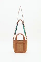 Cartera tote mini color negro, confeccionada en tejido tipo rafia. Cuenta con bolsillos internos, dos correas desmontables y abertura superior con cierre.