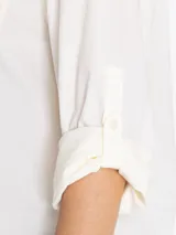 Camisa manga larga color verde oliva, de algodón orgánico con tecnología UPF, con cuello clásico, cierre frontal con botones, dos bolsillos con solapa en el pecho y puños abotonados.