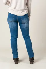 Pantalón de jean azul claro, con cuatro bolsillos y diseño ajustado.