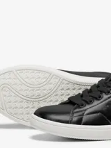 Zapatillas urbanas Only de cuero sintético color negro, con cordones y suela blanca de goma.