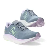 Championes New Balance Fresh Foam X EVOZ V3, color gris con detalles en verde y lila.