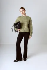 Sweater tejido de punto grueso color rojo y blanco con cuello redondo y puños acanalados.