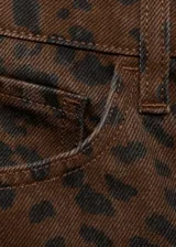 Pantalón de jean de tiro alto con estampado animal print en tonos marrones.