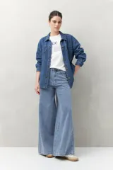 Remera blanca de manga corta con estampado tipográfico azul en el frente.
