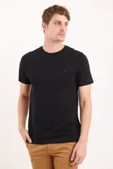 Remera negra de manga corta con cuello redondo y logo pequeño bordado en el pecho.