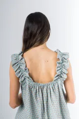 Conjunto de pijama de algodón estampado con flores, compuesto por una musculosa de escote recto con frunces y un short con elástico en la cintura y volados en el ruedo.