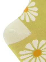 Calcetines de caña media color verde con estampado de margaritas blancas y centro naranja. Confeccionados en fibra de bambú.