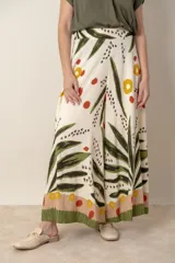 Pantalón palazzo de viscosa color crudo con estampado de hojas y flores en tonos azules y marrones. Cintura elastizada en la parte trasera.