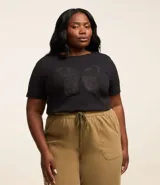 Remera negra de algodón con cuello redondo, mangas cortas y bordado de mariposa con aplicación de strass.