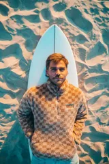 Buzo de polar con estampado a cuadros en tonos beige y marrón, con cierre parcial en el cuello y logo bordado en el pecho.