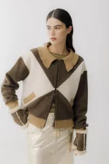 Bomber de lana hervida color marrón y blanco con diseño de rombos grandes, cierre frontal y cuello tejido en rib color beige.