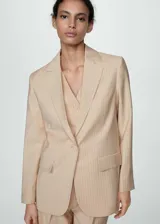 Blazer color beige con rayas verticales finas, cuello con solapa de muesca, corte recto, cierre frontal con botón, dos bolsillos con solapa y mangas largas con puños abotonados.