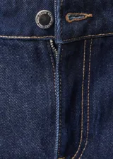 Pantalón de jean azul oscuro, corte wideleg, tiro medio, con pinzas delanteras, bolsillos laterales y traseros.