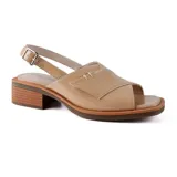 Sandalias bajas color beige de charol, con tira ancha sobre el empeine, tira trasera con hebilla y taco cuadrado de madera.