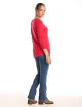 Remera de manga tres cuartos color rojo, confeccionada en modal elastizado, con escote redondo adornado con canutillos dorados bordados.