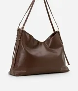 Cartera hobo grande de material sintético color marrón, con cierre de botón a presión y asa larga con detalle de eslabones metálicos.