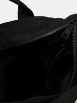 Bolso compacto y funcional en color negro, de Carhartt WIP, con cierre y correa ajustable.