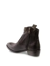 Bota texana de caña baja color negro, confeccionada en cuero, con cierre lateral interno y detalles bordados en la puntera.