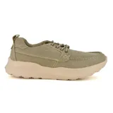 Zapato casual color beige con cordones y suela gruesa.
