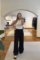 Musculosa blanca de corte ajustado, con cuello redondo y sisas amplias.