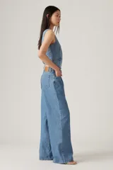 Pantalón de jean celeste, de corte amplio y tiro medio.