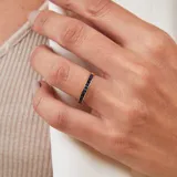 Anillo de oro amarillo 18k con zafiros azules engarzados.