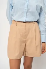 Short color beige de lino con elástico en la parte trasera.