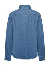 Camisa de denim azul de algodón orgánico, corte regular, manga larga, cuello camisero, cierre frontal con botones y dos bolsillos con solapa en el pecho.