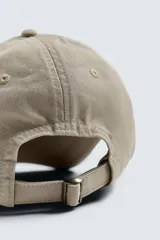 Gorra verde militar de algodón con efecto lavado y visera curva.