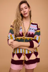 Saco de algodón tejido a mano con jacquard, silueta holgada, escote en V y manga larga. Largo por debajo de la cola con terminaciones con bordado.