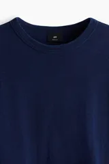 Remera azul marino de corte recto y cuello redondo.