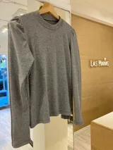 Remera manga larga color verde oliva, confeccionada en tejido morley de algodón con detalle fruncido en los hombros.