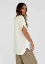 Blusa blanca de mangas cortas con escote en V y corte holgado.