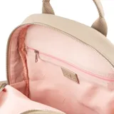 Mochila color hueso confeccionada en símil cuero graneado. Tiene acceso con cierre, dos compartimentos, dos bolsillos externos con cierre, dos bolsillos externos abiertos, un bolsillo interno con cierre y dos bolsillos internos abiertos. La correa es regulable y los herrajes son plateados. El interior está forrado en tela de algodón y poliéster.