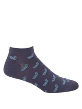 Calcetines cortos de bambú, color azul marino con estampado de patos celestes. Confeccionados en fibra de bambú y spandex, ofrecen suavidad, frescura, propiedades antibacterianas y alta absorción para mantener los pies secos y cómodos.