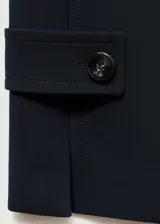 Vestido corto azul marino sin mangas, con cuello redondo, corte recto, botones decorativos en la parte inferior y cierre trasero invisible.
