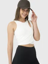 Top musculosa crop color blanco, con breteles anchos y diseño cruzado con abertura en el frente.