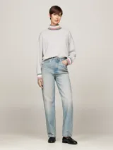 Sweater gris claro de lana y cachemira, con cuello perkins a rayas horizontales en azul marino, rojo y blanco.