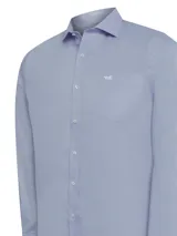 Camisa de manga larga blanca, confeccionada en popelina 100% algodón, con cuello italiano, bolsillo en el pecho con logo bordado y calce regular.