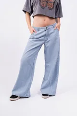 Pantalón de jean celeste de tiro bajo y corte wide leg.