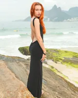 Vestido largo negro con espalda descubierta y frunce en la parte posterior.