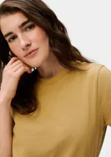 Remera color marrón claro, de corte recto, con cuello redondo y mangas cortas.