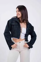 Campera de jean corta color negro con terminaciones desflecadas.