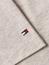 Remera gris de algodón con cuello redondo y logo Tommy Hilfiger estampado en azul marino en el pecho.