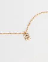Cadena corta dorada con dije de la letra A cubierto de strass.