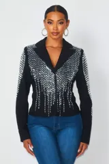 Blazer negro con solapas, corte entallado y apliques de estrás plateados en la parte delantera y en las mangas.
