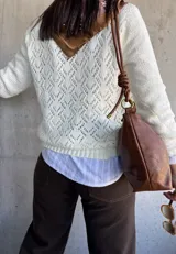 Sweater color natural de tejido de punto con cuello redondo y mangas largas. Corte clásico y textura suave.