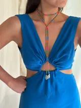 Collar de mostacillas coloridas con diseño largo y terminación de perlas de río, ajustable con cadena y gancho.