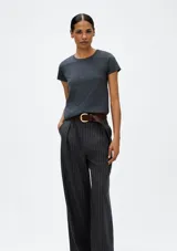 Camiseta de manga corta color terracota, con cuello redondo y corte ajustado.